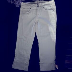 American eagle size 6 white Capri like new